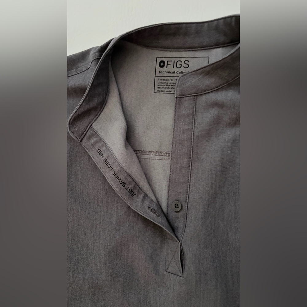 Figs Scrubs Women’s Top Rafaela Oversized Scrub Top Graphite size Small - Picture 4 of 7